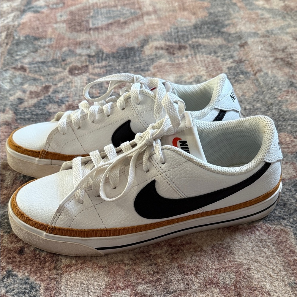 Women’s Nike tennis sneaker size 8